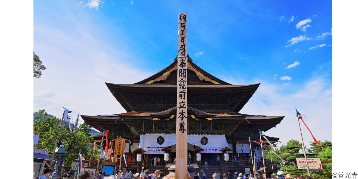 令和四年御開帳_風景_回向柱と参拝者