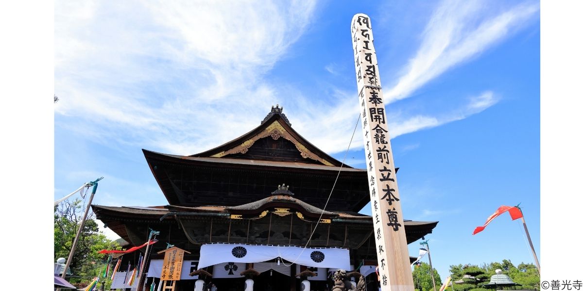 令和四年御開帳_風景_回向柱と本堂
